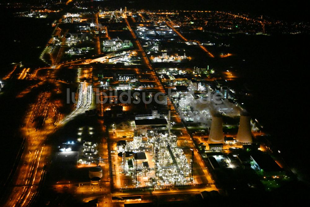 Nachtluftbild Leuna - Nachtluftbild Raffinerie- Werksgelände des Chemieproduzenten in Leuna im Bundesland Sachsen-Anhalt, Deutschland