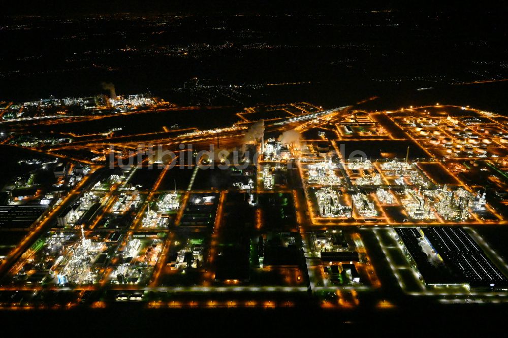 Leuna bei Nacht von oben - Nachtluftbild Raffinerie- Werksgelände des Chemieproduzenten in Leuna im Bundesland Sachsen-Anhalt, Deutschland