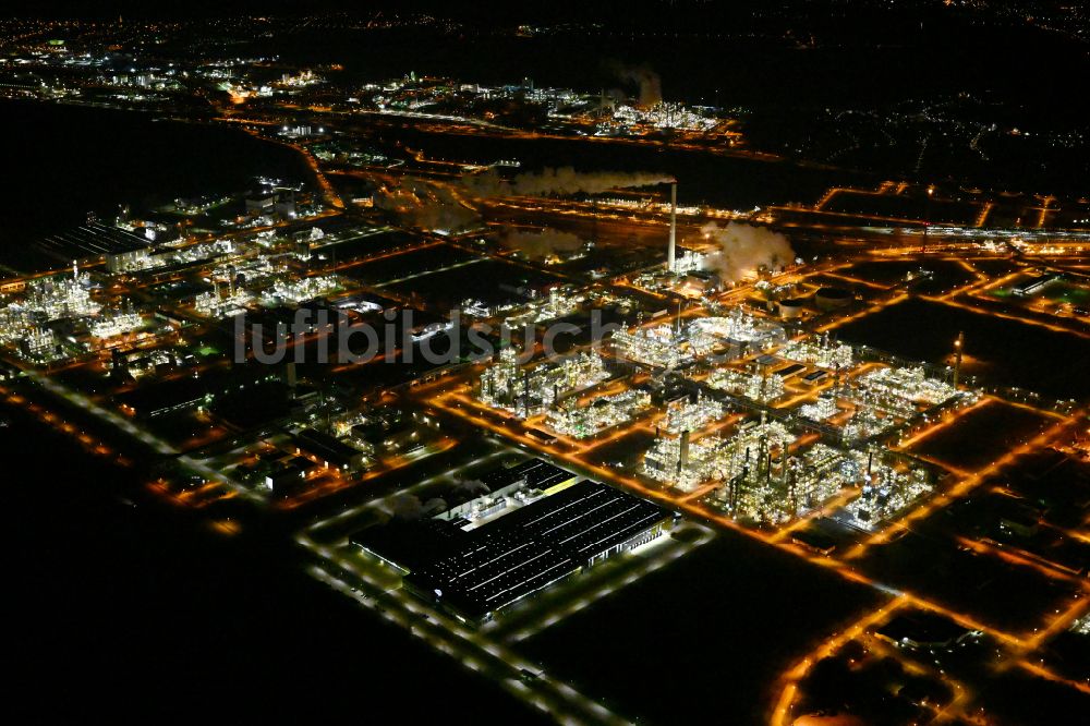 Nachtluftbild Leuna - Nachtluftbild Raffinerie- Werksgelände des Chemieproduzenten in Leuna im Bundesland Sachsen-Anhalt, Deutschland