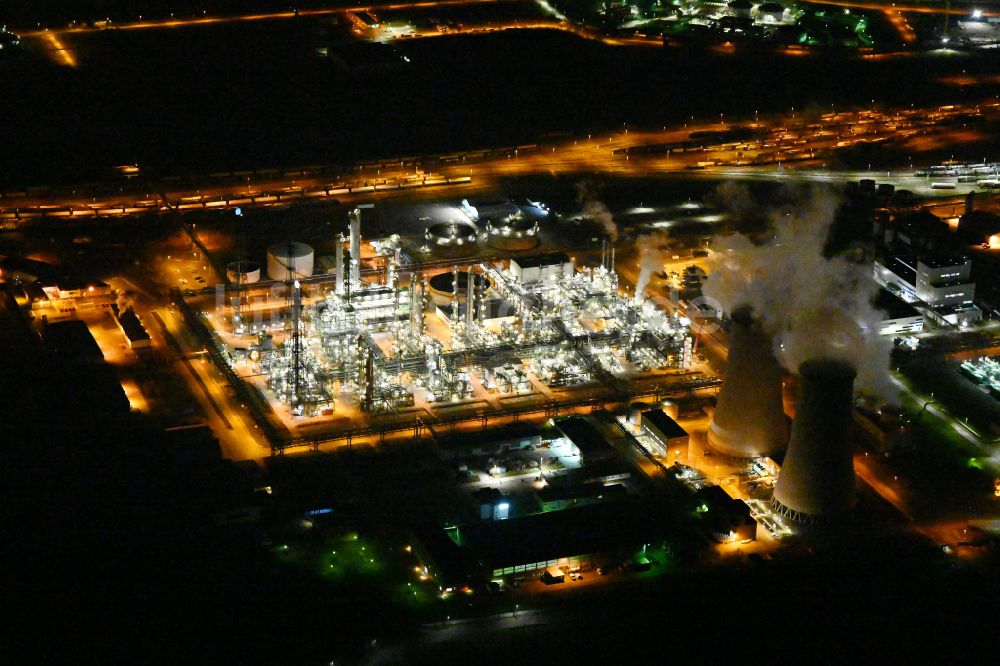 Leuna bei Nacht von oben - Nachtluftbild Raffinerie- Werksgelände des Chemieproduzenten in Leuna im Bundesland Sachsen-Anhalt, Deutschland