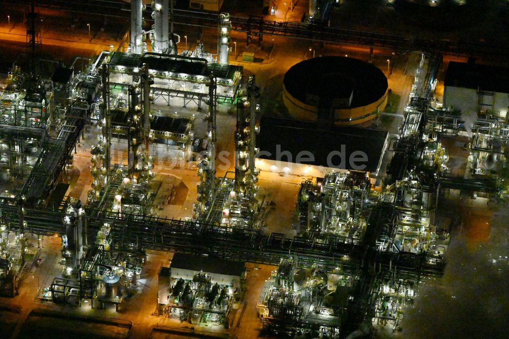 Nacht-Luftaufnahme Leuna - Nachtluftbild Raffinerie- Werksgelände des Chemieproduzenten in Leuna im Bundesland Sachsen-Anhalt, Deutschland