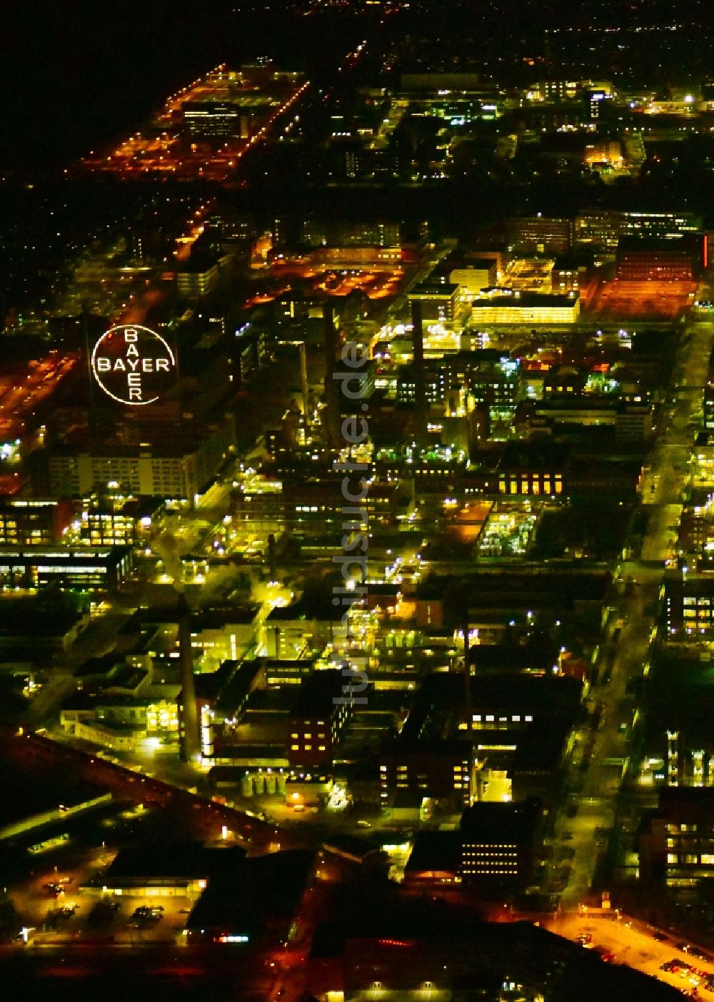 Nachtluftbild Leverkusen - Nachtluftbild Raffinerie- Werksgelände des Mineralölproduzenten CHEMPARK Leverkusen im Ortsteil Wiesdorf in Leverkusen im Bundesland Nordrhein-Westfalen, Deutschland