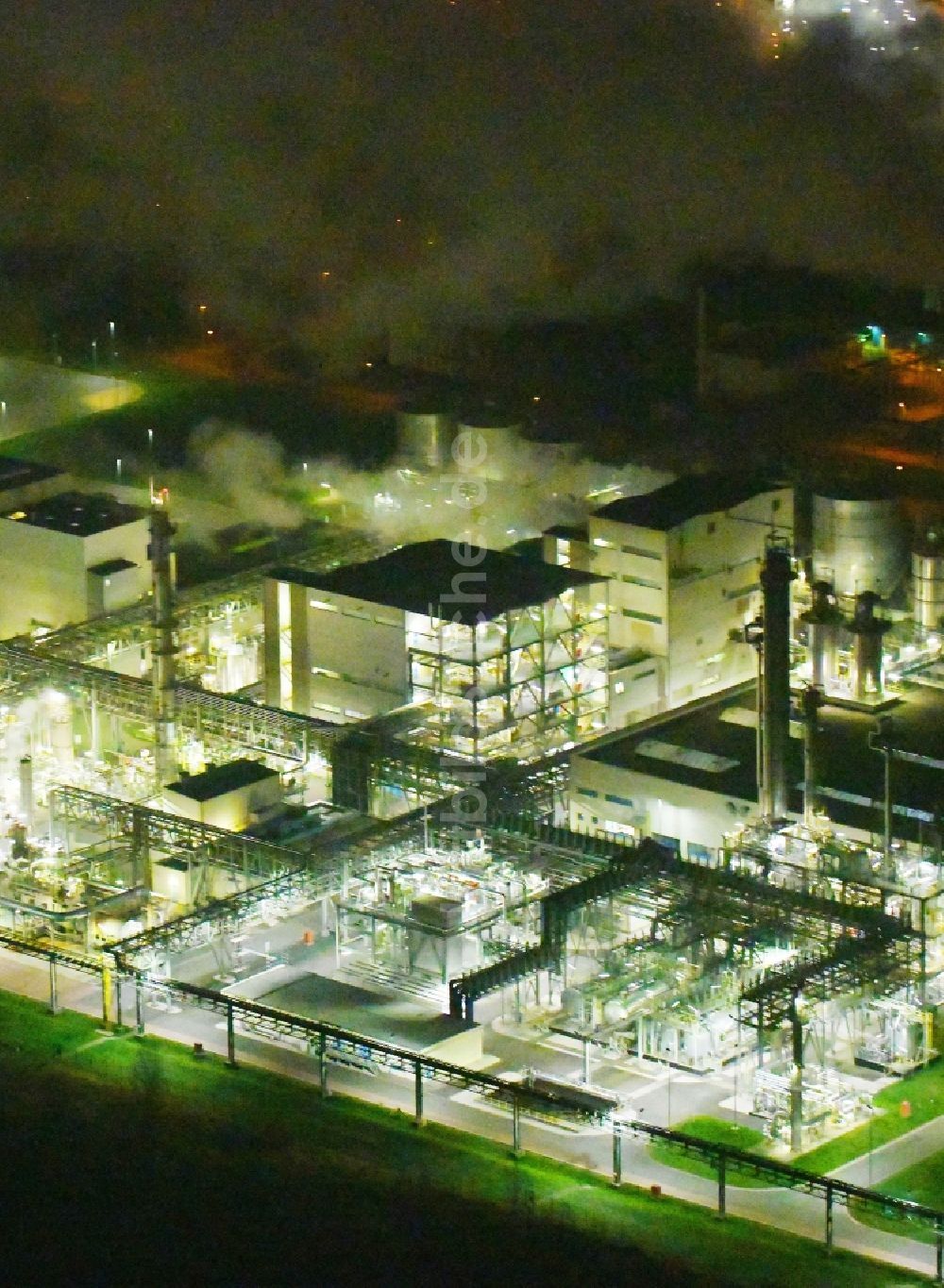 Elsteraue bei Nacht von oben - Nachtluftbild Raffinerie- Werksgelände des Chemie- und Industriepark Zeitz in Elsteraue im Bundesland Sachsen-Anhalt, Deutschland