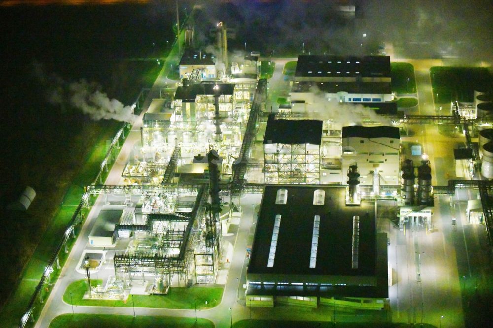Nachtluftbild Elsteraue - Nachtluftbild Raffinerie- Werksgelände des Chemie- und Industriepark Zeitz in Elsteraue im Bundesland Sachsen-Anhalt, Deutschland
