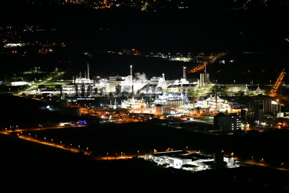 Nacht-Luftaufnahme Elsteraue - Nachtluftbild Raffinerie- Werksgelände des Chemie- und Industriepark Zeitz in Elsteraue im Bundesland Sachsen-Anhalt, Deutschland
