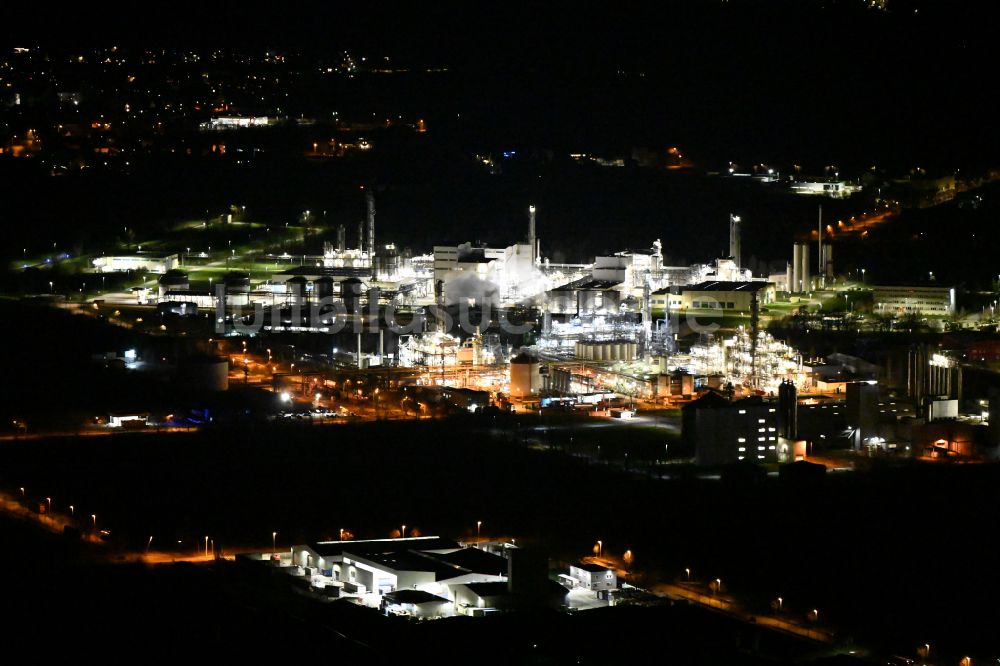 Elsteraue bei Nacht von oben - Nachtluftbild Raffinerie- Werksgelände des Chemie- und Industriepark Zeitz in Elsteraue im Bundesland Sachsen-Anhalt, Deutschland