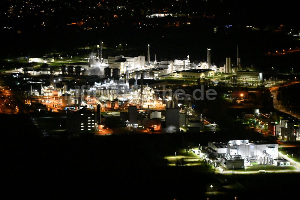 Elsteraue bei Nacht aus der Vogelperspektive: Nachtluftbild Raffinerie- Werksgelände des Chemie- und Industriepark Zeitz in Elsteraue im Bundesland Sachsen-Anhalt, Deutschland