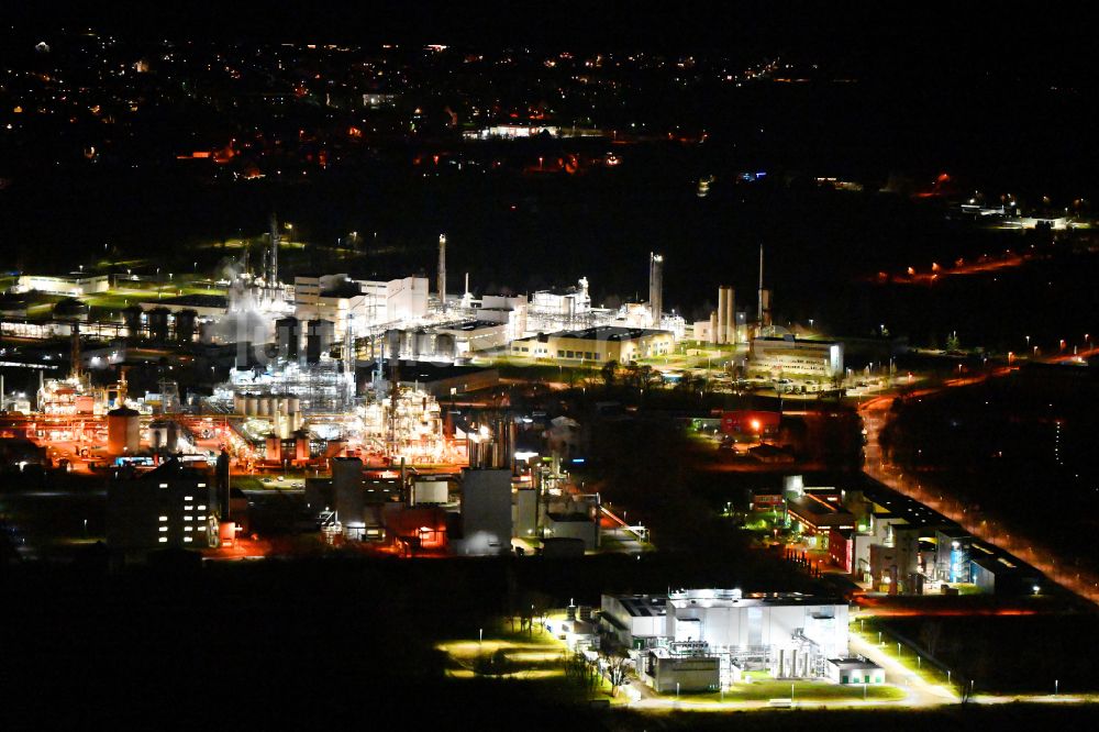 Nachtluftbild Elsteraue - Nachtluftbild Raffinerie- Werksgelände des Chemie- und Industriepark Zeitz in Elsteraue im Bundesland Sachsen-Anhalt, Deutschland