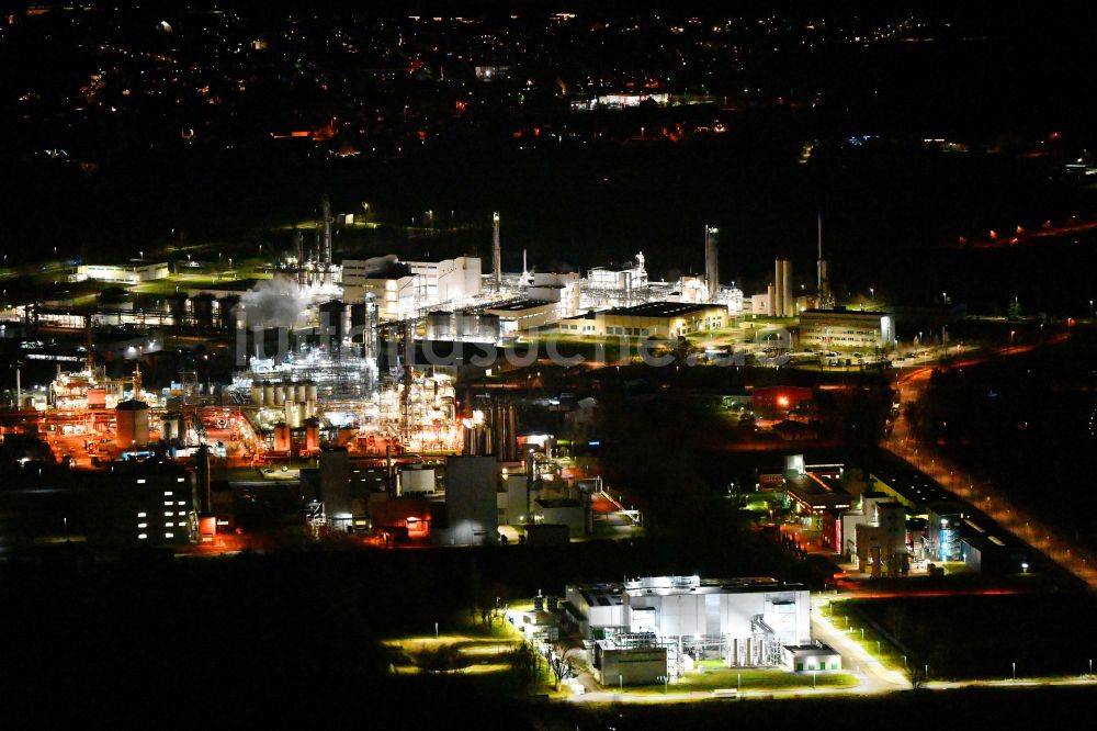 Nacht-Luftaufnahme Elsteraue - Nachtluftbild Raffinerie- Werksgelände des Chemie- und Industriepark Zeitz in Elsteraue im Bundesland Sachsen-Anhalt, Deutschland