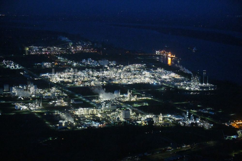 Stade bei Nacht von oben - Nachtluftbild Raffinerie- Werksgelände des Chemieproduzenten der Fa. Dow Chemie, Olin in Stade im Bundesland Niedersachsen, Deutschland