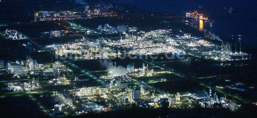 Nachtluftbild Stade - Nachtluftbild Raffinerie- Werksgelände des Chemieproduzenten der Fa. Dow Chemie, Olin in Stade im Bundesland Niedersachsen, Deutschland