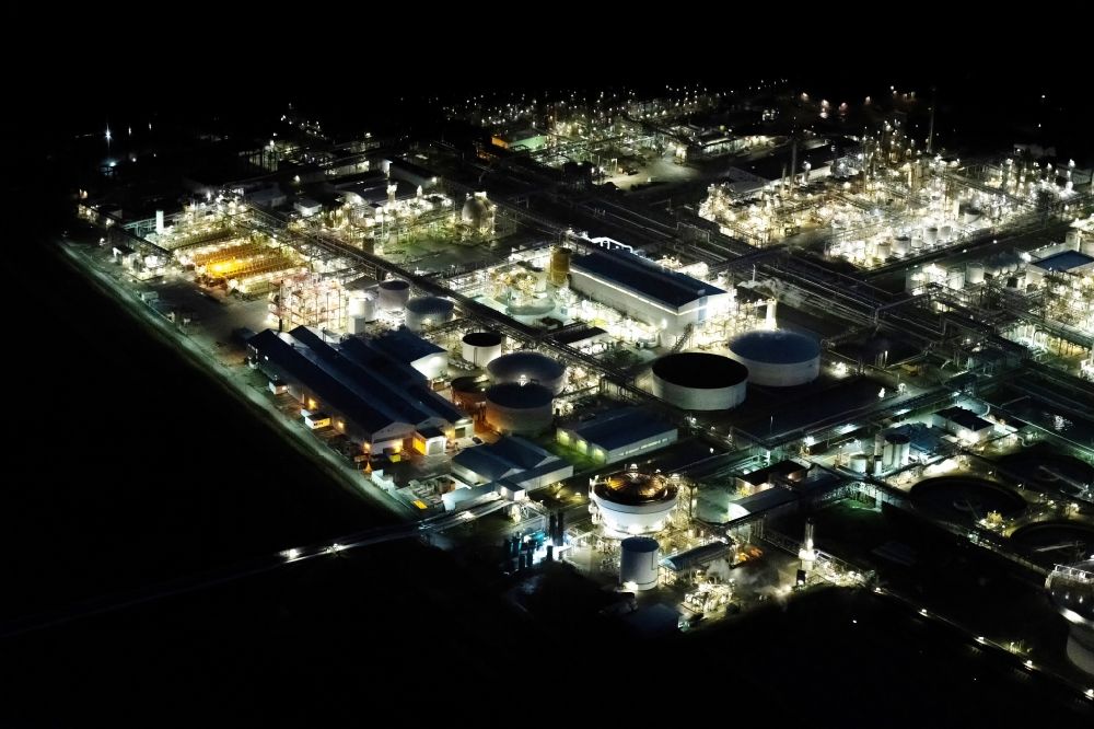 Nachtluftbild Stade - Nachtluftbild Raffinerie- Werksgelände des Chemieproduzenten der Fa. Dow Chemie, Olin in Stade im Bundesland Niedersachsen, Deutschland