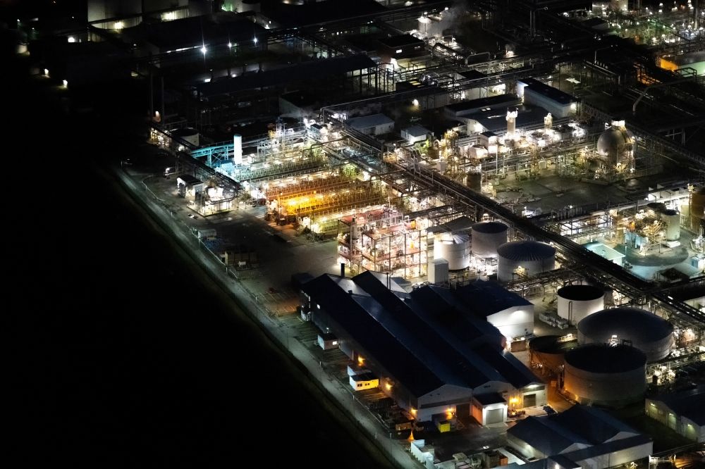 Nacht-Luftaufnahme Stade - Nachtluftbild Raffinerie- Werksgelände des Chemieproduzenten der Fa. Dow Chemie, Olin in Stade im Bundesland Niedersachsen, Deutschland
