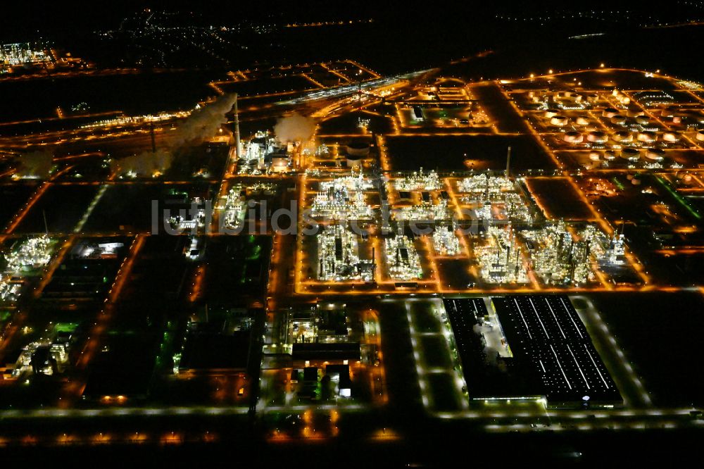 Leuna bei Nacht aus der Vogelperspektive: Nachtluftbild Raffinerie- Werksgelände des Chemieproduzenten in Leuna im Bundesland Sachsen-Anhalt, Deutschland