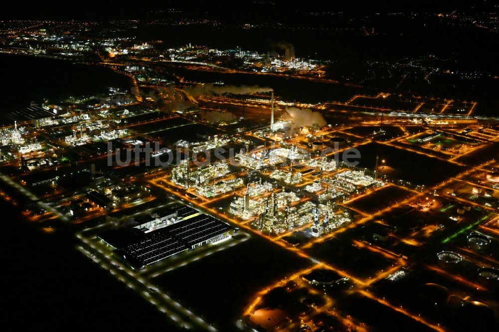 Nacht-Luftaufnahme Leuna - Nachtluftbild Raffinerie- Werksgelände des Chemieproduzenten in Leuna im Bundesland Sachsen-Anhalt, Deutschland