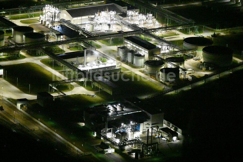 Bitterfeld bei Nacht von oben - Nachtluftbild Raffinerie- Werksgelände des Chemieproduzenten Nobian GmbH in Bitterfeld im Bundesland Sachsen-Anhalt, Deutschland