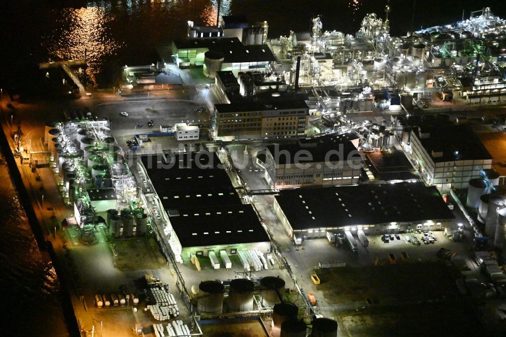 Nachtluftbild Hamburg - Nachtluftbild Raffinerie- Werksgelände des Chemieproduzenten Sasol Wax GmbH am Worthdamm im Ortsteil Kleiner Grasbrook in Hamburg, Deutschland