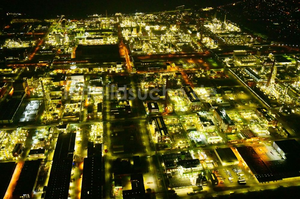 Nachtluftbild Köln - Nachtluftbild Raffinerie- Werksgelände des CHEMPARK Dormagen Tor im Ortsteil Chorweiler in Köln im Bundesland Nordrhein-Westfalen, Deutschland