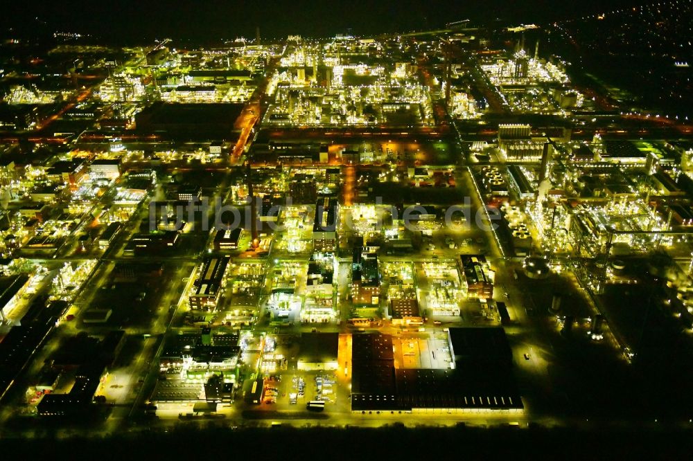 Nacht-Luftaufnahme Köln - Nachtluftbild Raffinerie- Werksgelände des CHEMPARK Dormagen Tor im Ortsteil Chorweiler in Köln im Bundesland Nordrhein-Westfalen, Deutschland