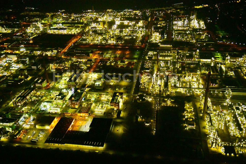 Köln bei Nacht von oben - Nachtluftbild Raffinerie- Werksgelände des CHEMPARK Dormagen Tor im Ortsteil Chorweiler in Köln im Bundesland Nordrhein-Westfalen, Deutschland