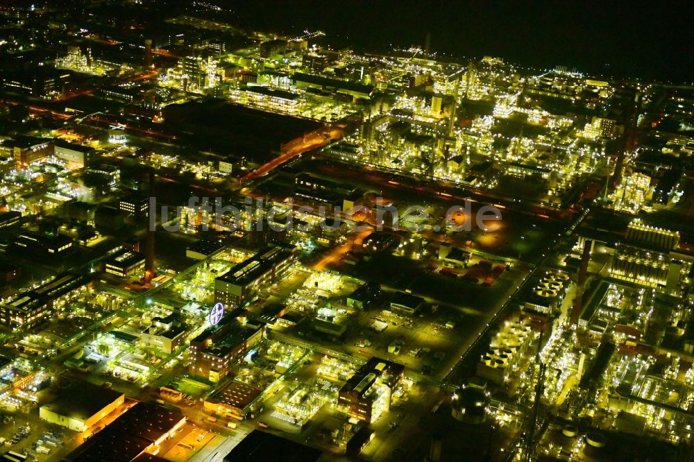 Nachtluftbild Köln - Nachtluftbild Raffinerie- Werksgelände des CHEMPARK Dormagen Tor im Ortsteil Chorweiler in Köln im Bundesland Nordrhein-Westfalen, Deutschland