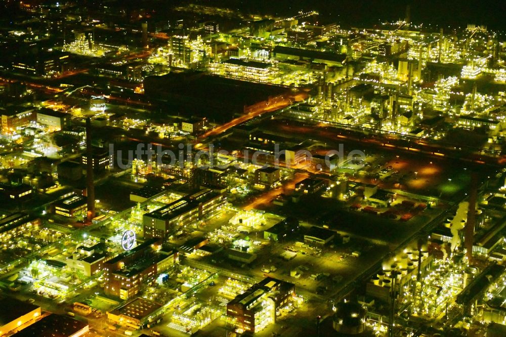 Köln bei Nacht von oben - Nachtluftbild Raffinerie- Werksgelände des CHEMPARK Dormagen Tor im Ortsteil Chorweiler in Köln im Bundesland Nordrhein-Westfalen, Deutschland
