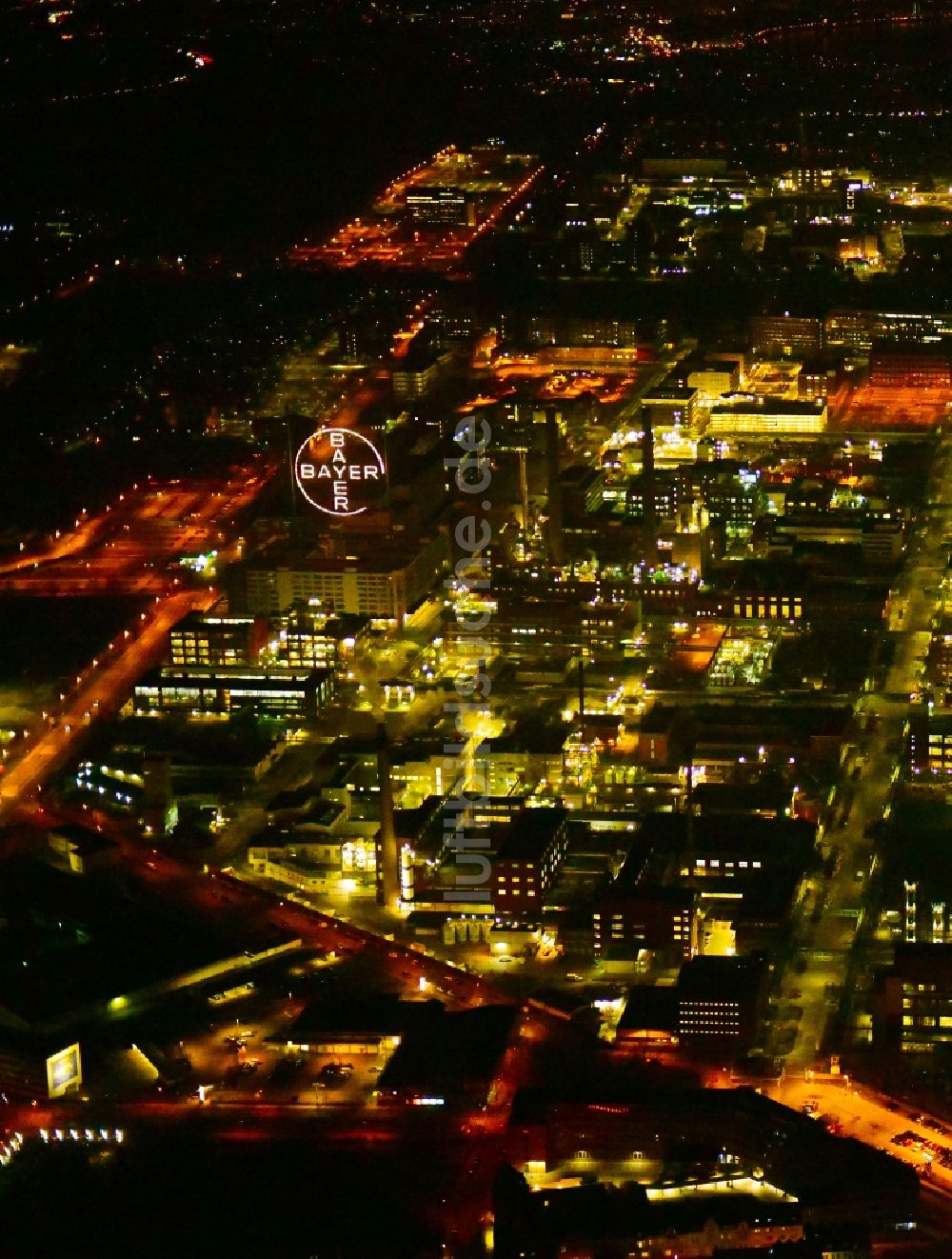Nacht-Luftaufnahme Leverkusen - Nachtluftbild Raffinerie- Werksgelände des Mineralölproduzenten CHEMPARK Leverkusen im Ortsteil Wiesdorf in Leverkusen im Bundesland Nordrhein-Westfalen, Deutschland