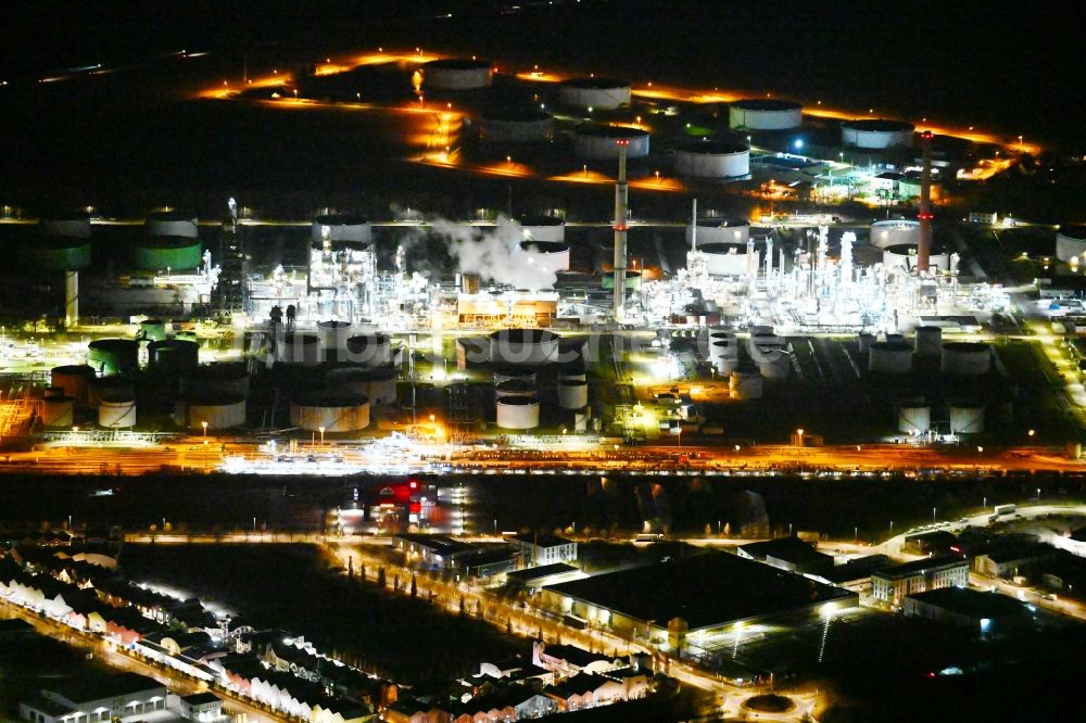 Desching bei Nacht von oben - Nachtluftbild Raffinerie- Werksgelände des Mineralölproduzenten Gunvor in Desching im Bundesland Bayern, Deutschland