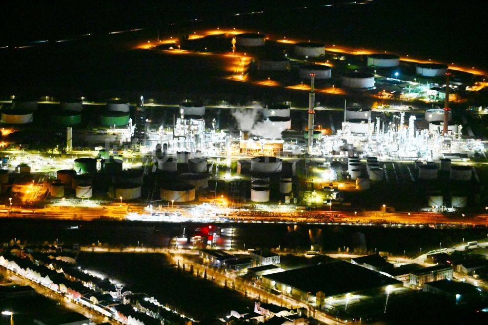 Desching bei Nacht aus der Vogelperspektive: Nachtluftbild Raffinerie- Werksgelände des Mineralölproduzenten Gunvor in Desching im Bundesland Bayern, Deutschland