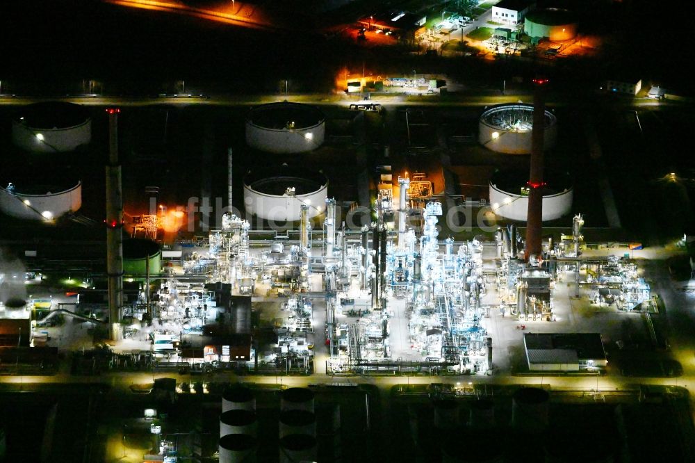 Desching bei Nacht von oben - Nachtluftbild Raffinerie- Werksgelände des Mineralölproduzenten Gunvor in Desching im Bundesland Bayern, Deutschland