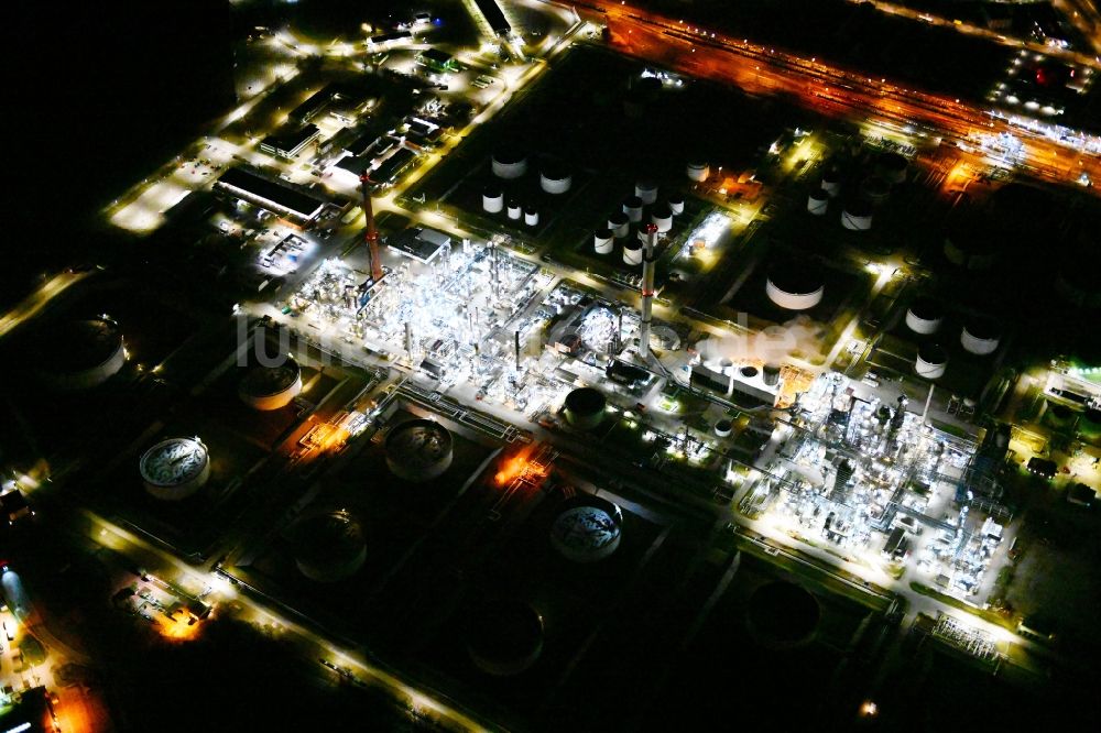 Nachtluftbild Desching - Nachtluftbild Raffinerie- Werksgelände des Mineralölproduzenten Gunvor in Desching im Bundesland Bayern, Deutschland