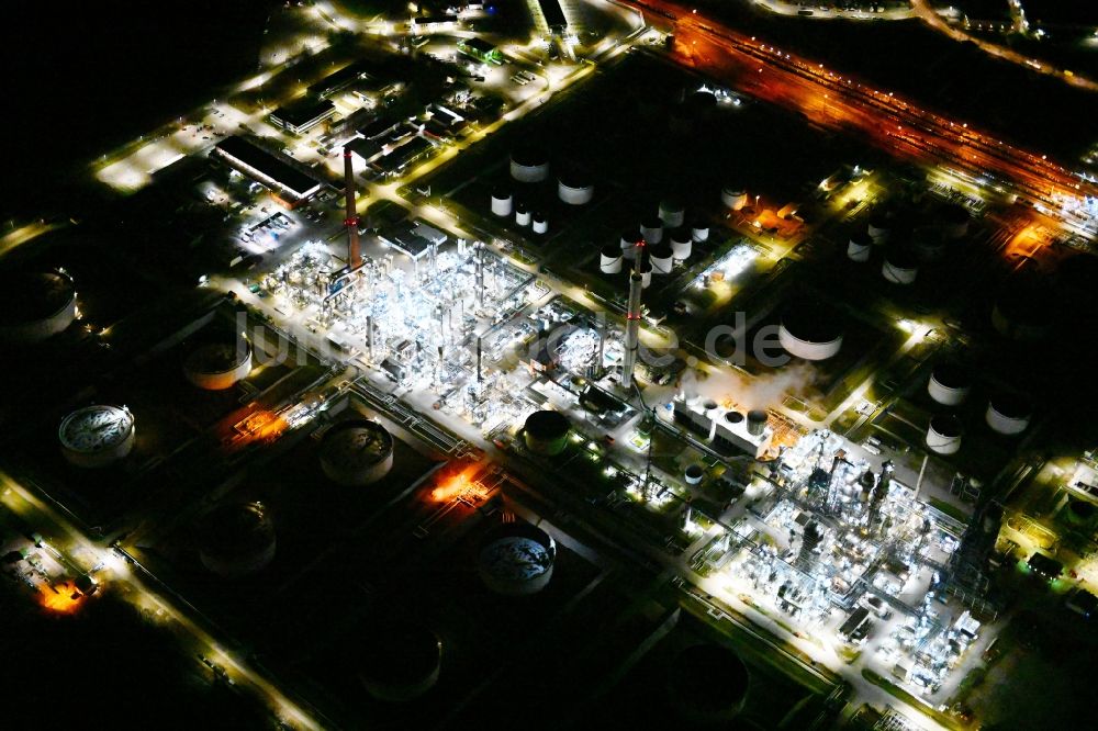 Nacht-Luftaufnahme Desching - Nachtluftbild Raffinerie- Werksgelände des Mineralölproduzenten Gunvor in Desching im Bundesland Bayern, Deutschland