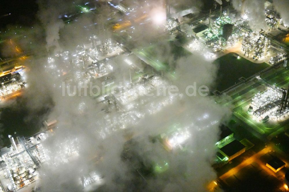 Nacht-Luftaufnahme Lippendorf - Nachtluftbild Raffinerie- Werksgelände des Mineralölproduzenten in Lippendorf im Bundesland Sachsen, Deutschland
