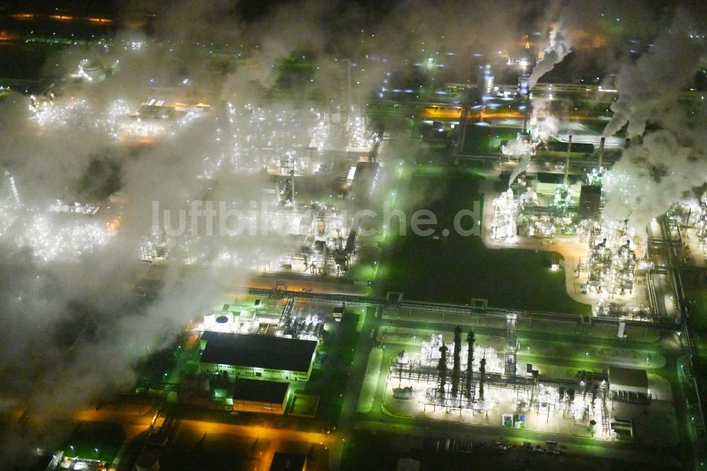 Lippendorf bei Nacht von oben - Nachtluftbild Raffinerie- Werksgelände des Mineralölproduzenten in Lippendorf im Bundesland Sachsen, Deutschland