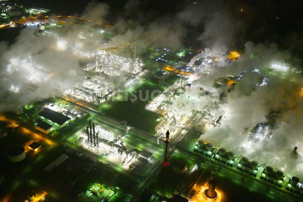 Nachtluftbild Lippendorf - Nachtluftbild Raffinerie- Werksgelände des Mineralölproduzenten in Lippendorf im Bundesland Sachsen, Deutschland