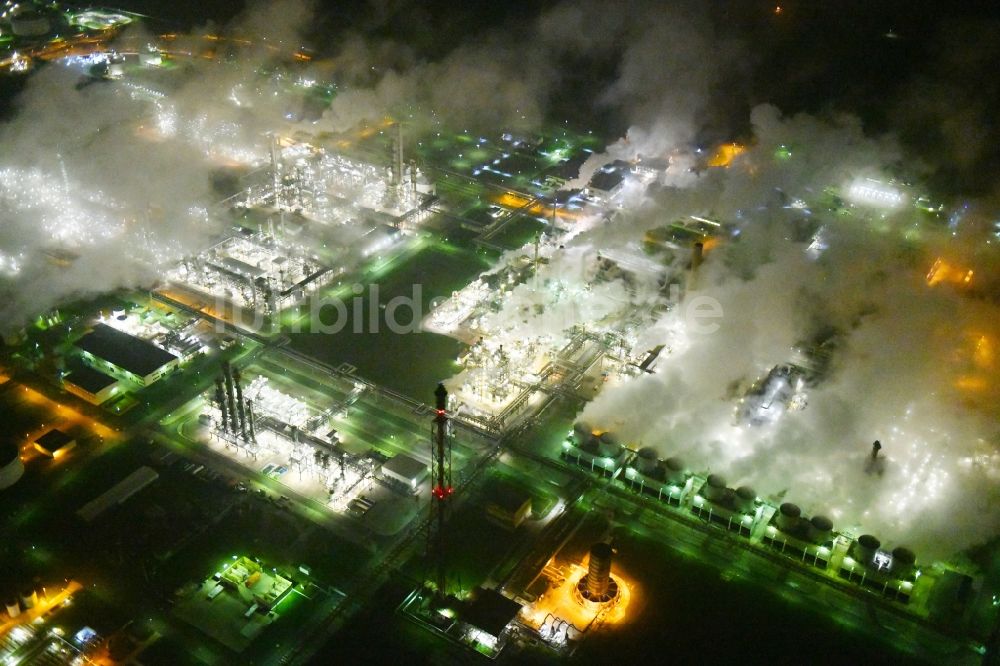 Nacht-Luftaufnahme Lippendorf - Nachtluftbild Raffinerie- Werksgelände des Mineralölproduzenten in Lippendorf im Bundesland Sachsen, Deutschland
