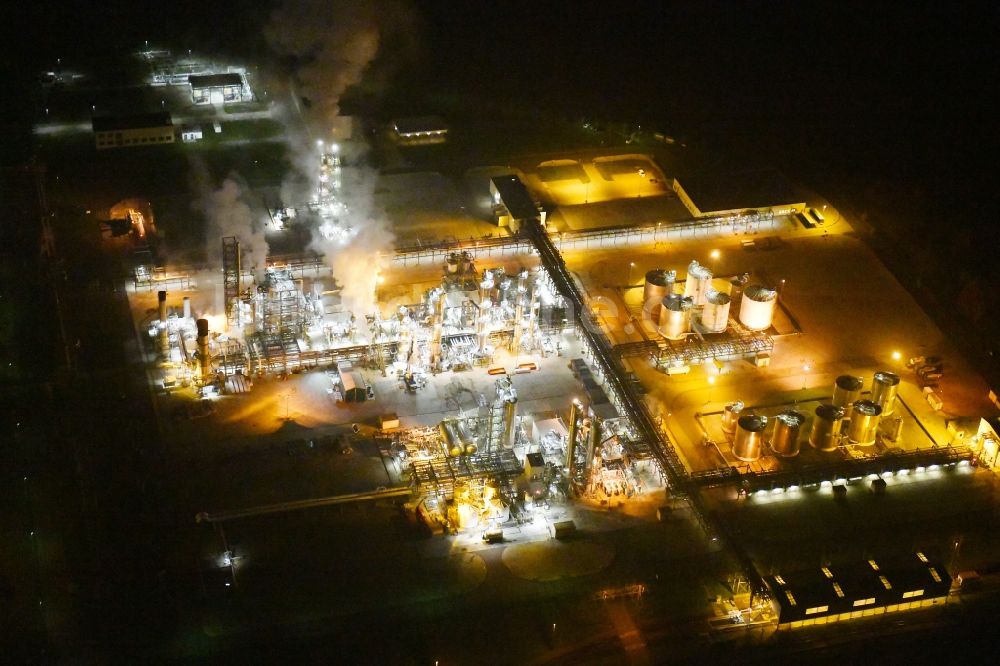 Lippendorf bei Nacht von oben - Nachtluftbild Raffinerie- Werksgelände zur Mineralölproduktion im Industriegebiet Böhlen-Lippendorf in Lippendorf im Bundesland Sachsen, Deutschland