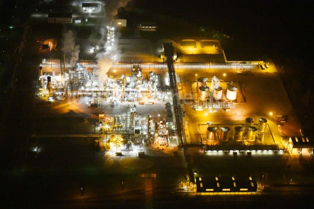 Nachtluftbild Lippendorf - Nachtluftbild Raffinerie- Werksgelände zur Mineralölproduktion im Industriegebiet Böhlen-Lippendorf in Lippendorf im Bundesland Sachsen, Deutschland
