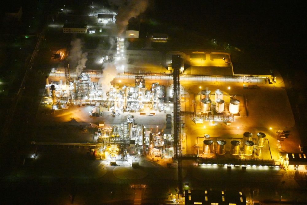 Nacht-Luftaufnahme Lippendorf - Nachtluftbild Raffinerie- Werksgelände zur Mineralölproduktion im Industriegebiet Böhlen-Lippendorf in Lippendorf im Bundesland Sachsen, Deutschland