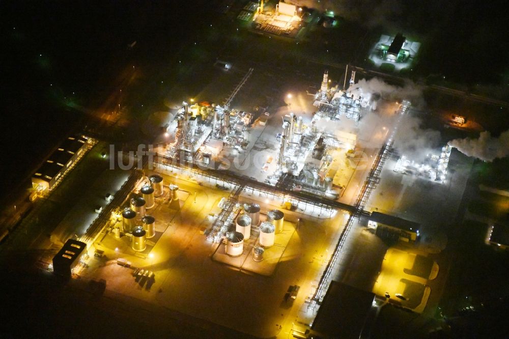 Lippendorf bei Nacht von oben - Nachtluftbild Raffinerie- Werksgelände zur Mineralölproduktion im Industriegebiet Böhlen-Lippendorf in Lippendorf im Bundesland Sachsen, Deutschland