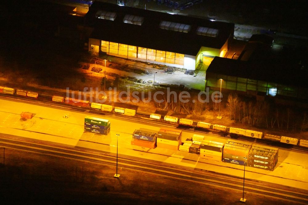 Frankfurt (Oder) bei Nacht von oben - Nachtluftbild Rangierbahnhof und Güterbahnhof der Deutschen Bahn im Ortsteil Rosengarten in Frankfurt (Oder) im Bundesland Brandenburg, Deutschland