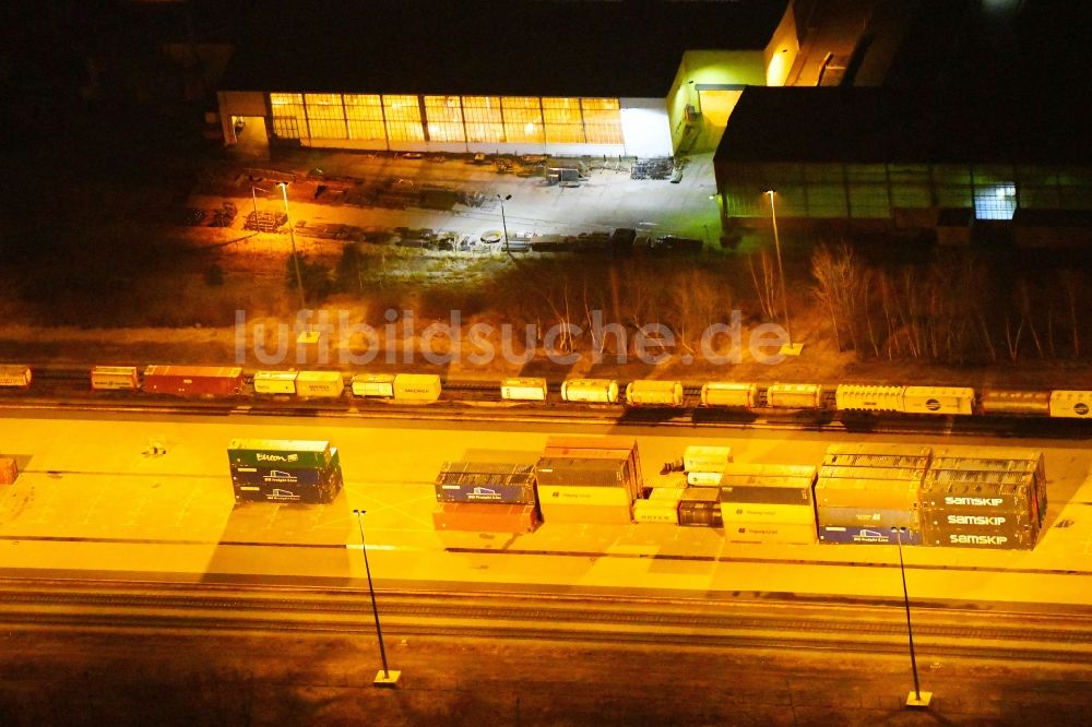 Nacht-Luftaufnahme Frankfurt (Oder) - Nachtluftbild Rangierbahnhof und Güterbahnhof der Deutschen Bahn im Ortsteil Rosengarten in Frankfurt (Oder) im Bundesland Brandenburg, Deutschland