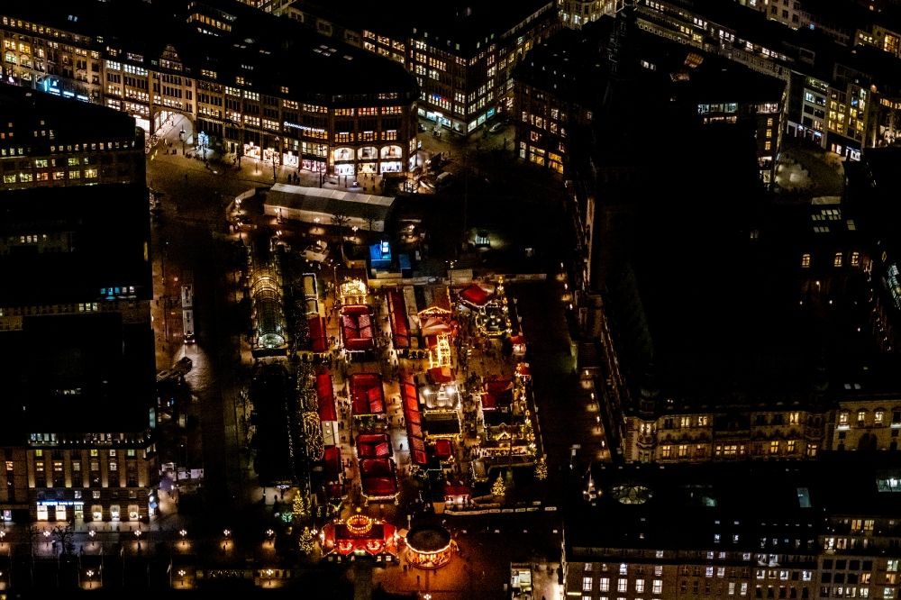Nacht-Luftaufnahme Hamburg - Nachtluftbild Rathaus am Rathausmarkt- Platz in Hamburg