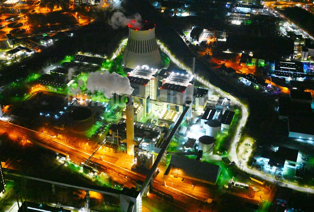 Nachtluftbild Berlin - Nachtluftbild Rauchfahnen über den Kraftwerksanlagen des Heizkraftwerkes Kraftwerk Reuter West im Ortsteil Spandau in Berlin, Deutschland