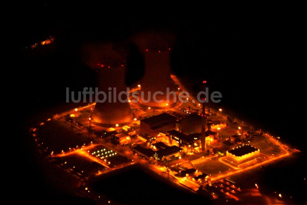 Nachtluftbild Grafenrheinfeld - Nachtluftbild Reaktorblöcke und Anlagen des AKW - KKW Kernkraftwerk in Grafenrheinfeld im Bundesland Bayern