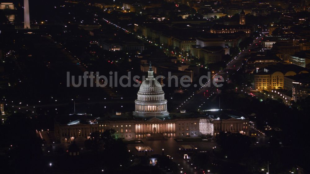 Nachtluftbild Washington - Nachtluftbild Regierungsgebäude United States Capitol in Washington in District of Columbia, USA