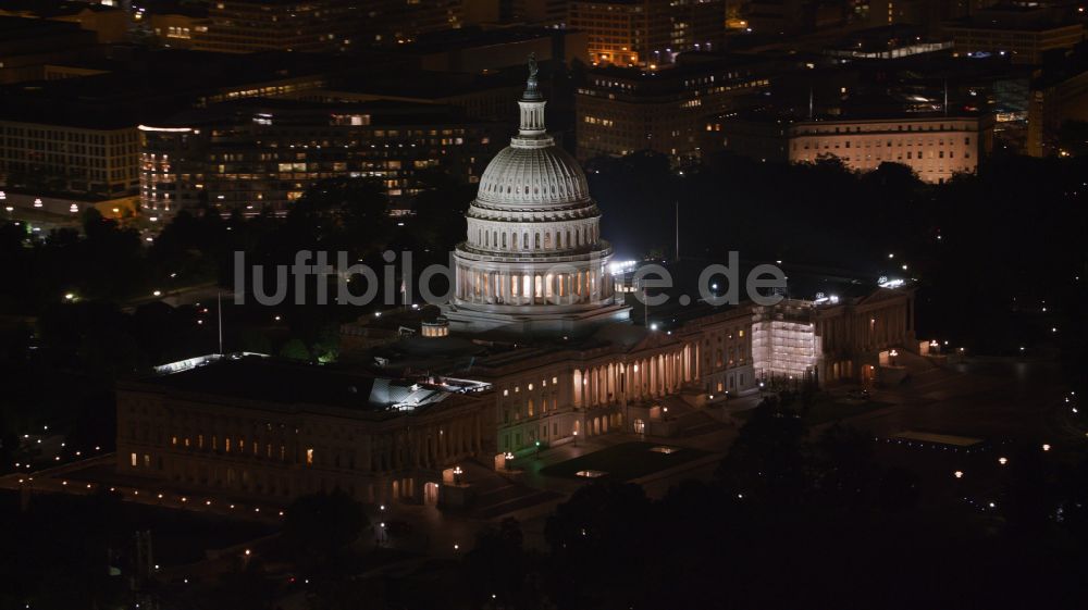 Nacht-Luftaufnahme Washington - Nachtluftbild Regierungsgebäude United States Capitol in Washington in District of Columbia, USA
