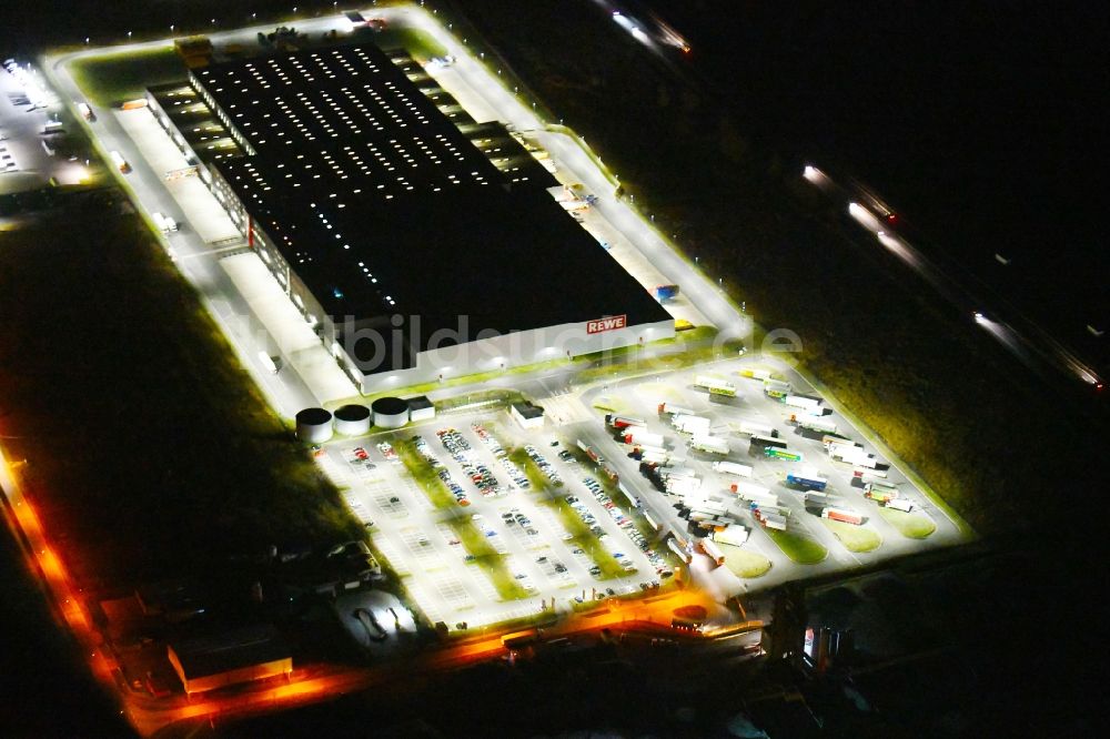 Nacht-Luftaufnahme Oranienburg - Nachtluftbild REWE- Logistikzentrum in Oranienburg im Bundesland Brandenburg, Deutschland