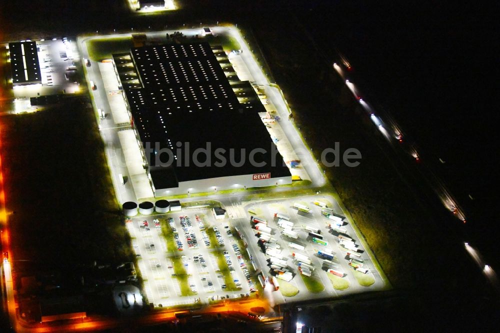Oranienburg bei Nacht aus der Vogelperspektive: Nachtluftbild REWE- Logistikzentrum in Oranienburg im Bundesland Brandenburg, Deutschland