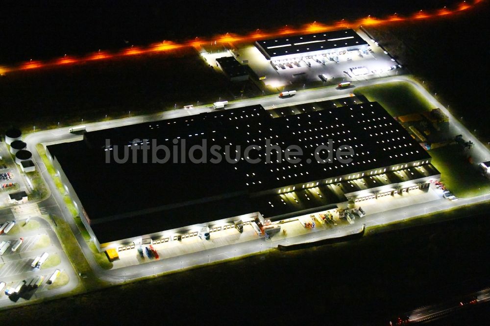 Oranienburg bei Nacht von oben - Nachtluftbild REWE- Logistikzentrum in Oranienburg im Bundesland Brandenburg, Deutschland